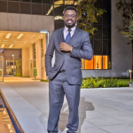 Oluwatosin Tolulope Ajidahun explica que a reposição hormonal masculina pode reduzir a fertilidade, exigindo acompanhamento médico rigoroso.