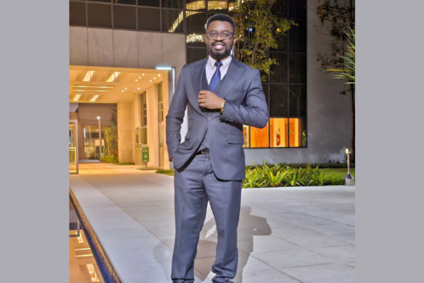 Oluwatosin Tolulope Ajidahun explica que a reposição hormonal masculina pode reduzir a fertilidade, exigindo acompanhamento médico rigoroso.