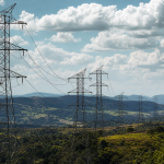 Torres de transmissão de energia elétrica em uma paisagem brasileira durante o dia