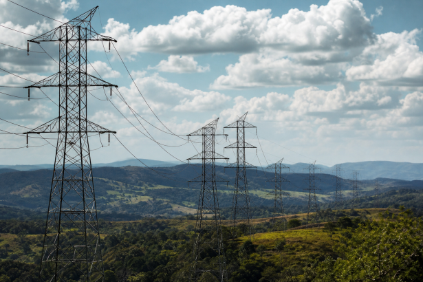 Torres de transmissão de energia elétrica em uma paisagem brasileira durante o dia