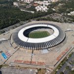 Vista aérea do estádio Mineirão, em Belo Horizonte, com o campo e a estrutura externa visíveis.