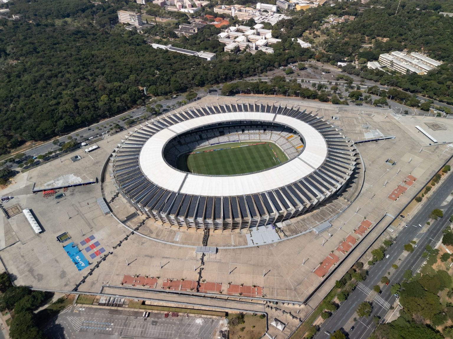Vista aérea do estádio Mineirão, em Belo Horizonte, com o campo e a estrutura externa visíveis.
